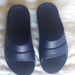 Oofos Ooahh sandal slides size 10